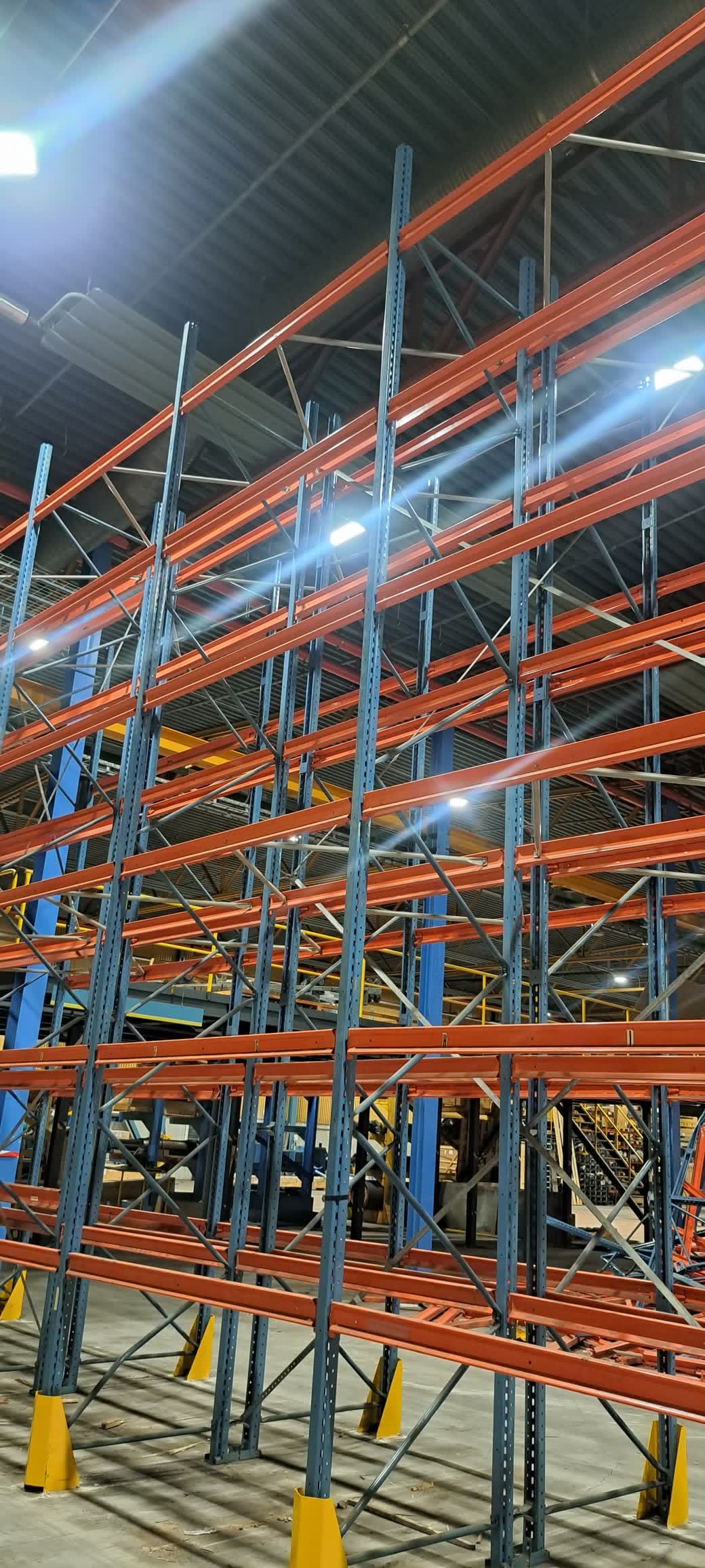 Pallställ i industrihall