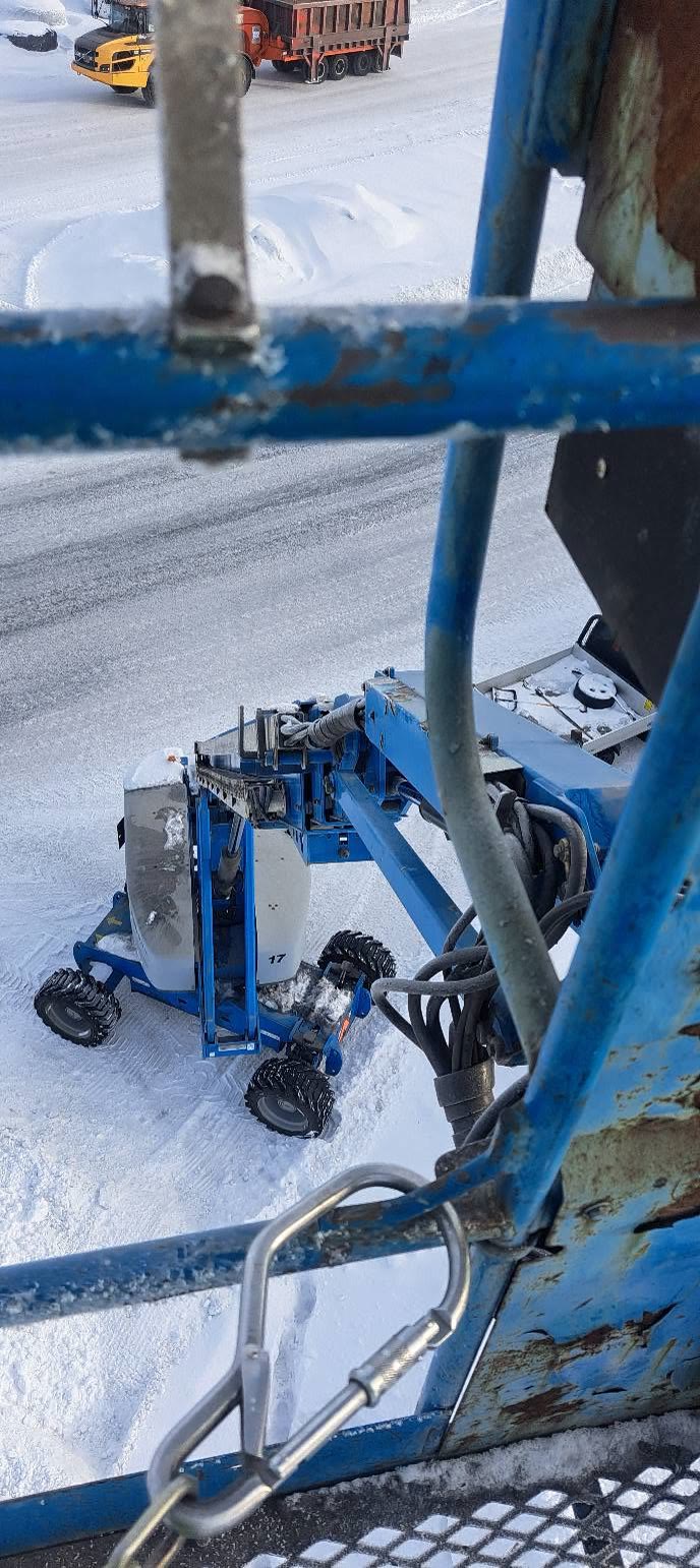 Arbete på höjd i skylift under vintern